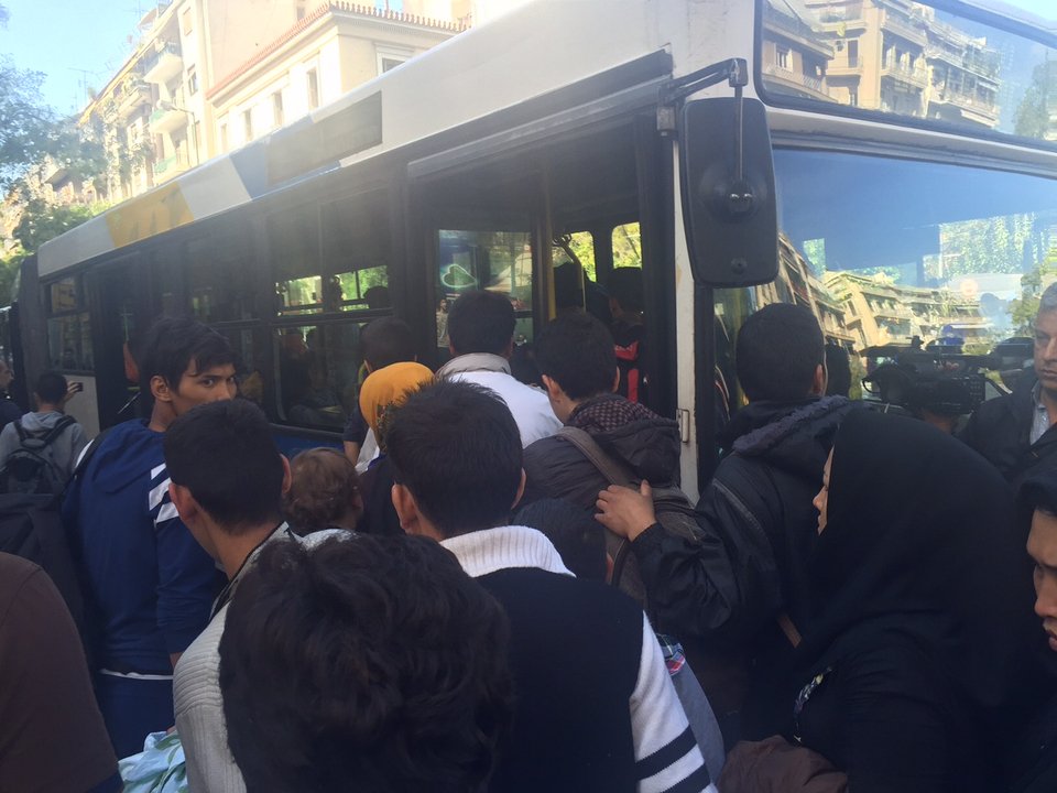 Στις ολυμπιακές εγκαταστάσεις στο Γαλάτσι οι πρόσφυγες από την πλατεία Βικτωρίας [εικόνες] | iefimerida.gr 1