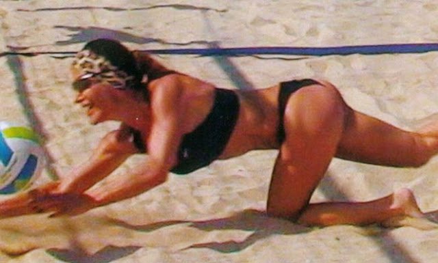 H Βίκυ Χατζηβασιλείου οργώνει τα γήπεδα με το μπικίνι της [εικόνες] | iefimerida.gr 2