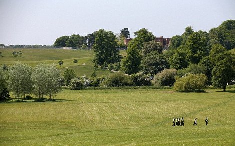 Ελικόπτερα και οδοφράγματα φυλάνε τη παγκόσμια ελίτ της Λέσχης Μπίλντεμπεργκ [εικόνες] | iefimerida.gr 2