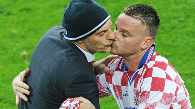 Οπαδός φίλησε στο στόμα τον προπονητή της Κροατίας [εικόνα] | iefimerida.gr 0