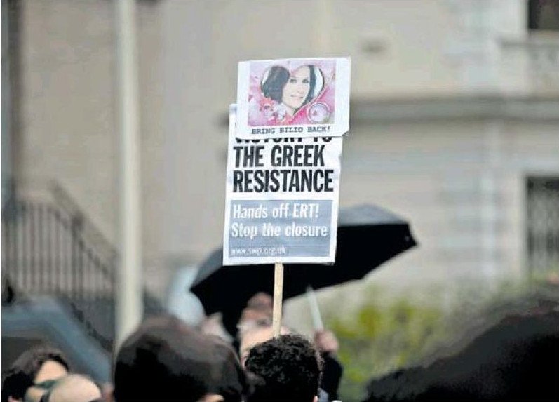 «Bring Bilio Back»! Συγκέντρωση με πλακάτ για την ΕΡΤ στο Λονδίνο με αγωνιστικότητα και χιούμορ [εικόνες] | iefimerida.gr 0