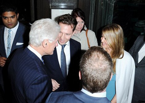 Απίστευτο -Ο Μπιλ Κλίντον φλερτάρει καλλονή τηλεπερσόνα μπροστά στα μάτια του συζύγου της [εικόνες] | iefimerida.gr 0