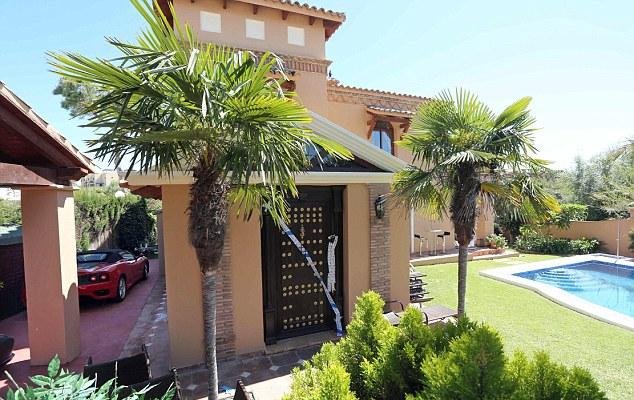 Εκατομμυριούχος βρέθηκε στη βίλα του με δύο σφαίρες στο κεφάλι -Ψάχνουν τη σέξι πρώην σύντροφό του [εικόνες] | iefimerida.gr 8