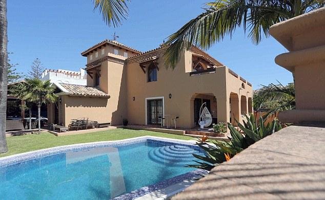 Εκατομμυριούχος βρέθηκε στη βίλα του με δύο σφαίρες στο κεφάλι -Ψάχνουν τη σέξι πρώην σύντροφό του [εικόνες] | iefimerida.gr 1