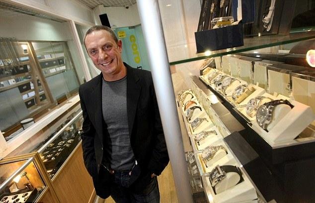 Εκατομμυριούχος βρέθηκε στη βίλα του με δύο σφαίρες στο κεφάλι -Ψάχνουν τη σέξι πρώην σύντροφό του [εικόνες] | iefimerida.gr 6