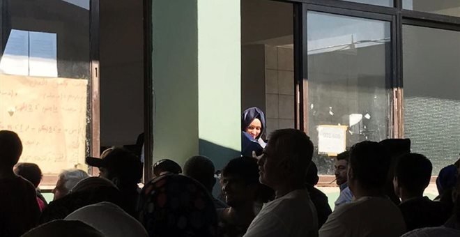 Η κόρη του Τούρκου πρωθυπουργού επισκέφθηκε τους πρόσφυγες στο Σχιστό [εικόνα] | iefimerida.gr 0