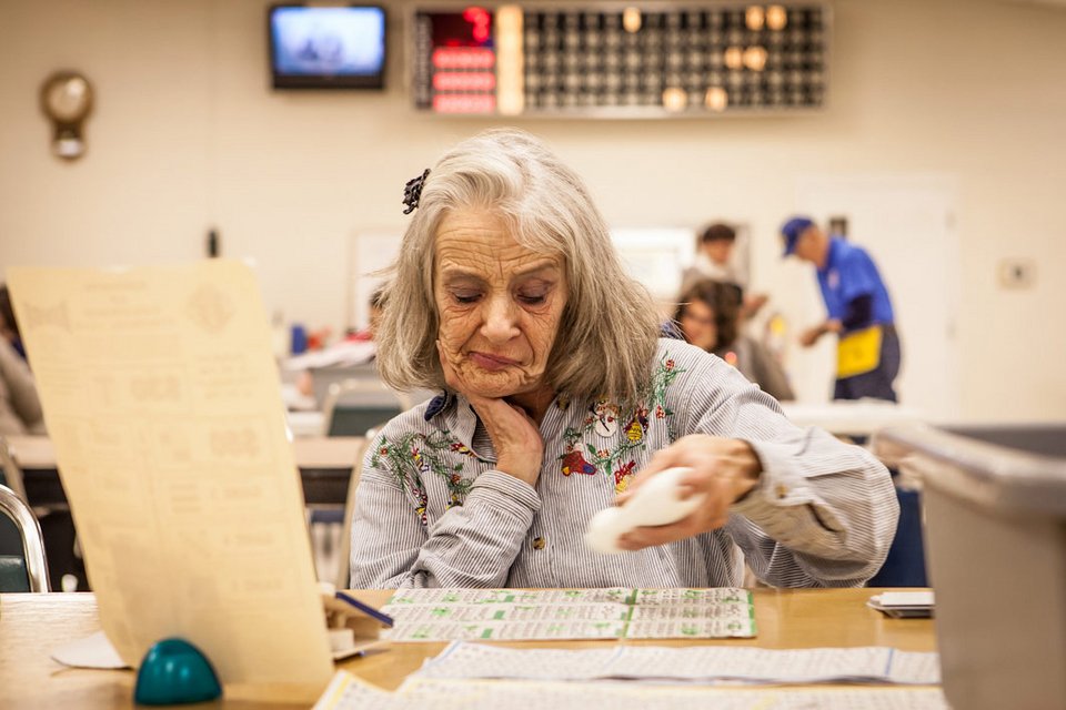 Ο μαγικός κόσμος του μπίνγκο -Παιχνίδι τύχης που παίζεται μετά μανίας από βαριεστημένους συνταξιούχους [εικόνες] | iefimerida.gr 0