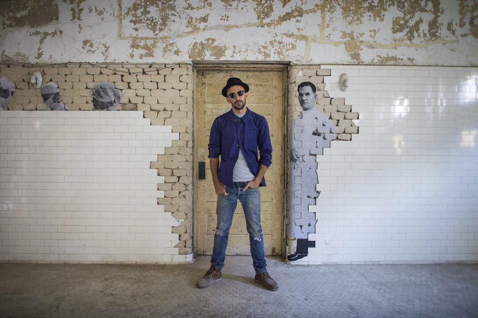 Ρόμπερτ Ντε Νίρο σε μικρού μήκους, μόνο 22/11, σε τοίχους, ταράτσες, πάρκινγκ, μουσεία [εικόνες, βίντεο] | iefimerida.gr 2