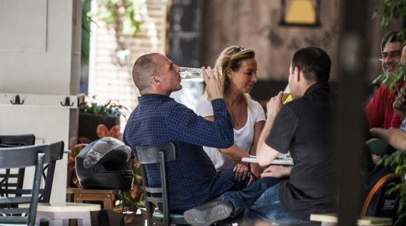 Ο Βαρουφάκης παραιτήθηκε και πήγε για... μπύρες [βίντεο] | iefimerida.gr 0