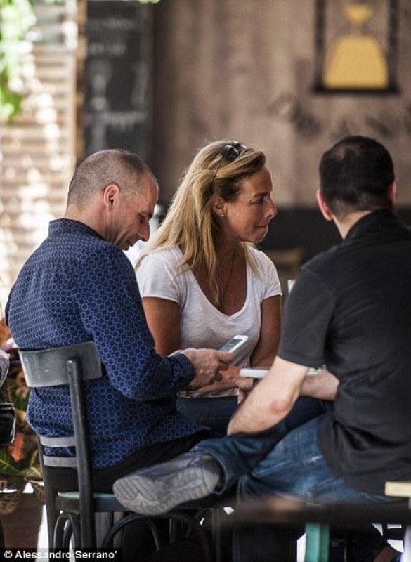 Ο Βαρουφάκης παραιτήθηκε και πήγε για... μπύρες [βίντεο] | iefimerida.gr 1