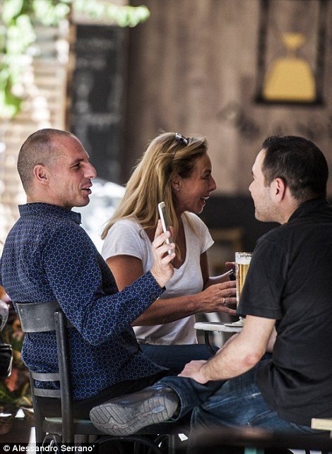 Ο Βαρουφάκης παραιτήθηκε και πήγε για... μπύρες [βίντεο] | iefimerida.gr 2