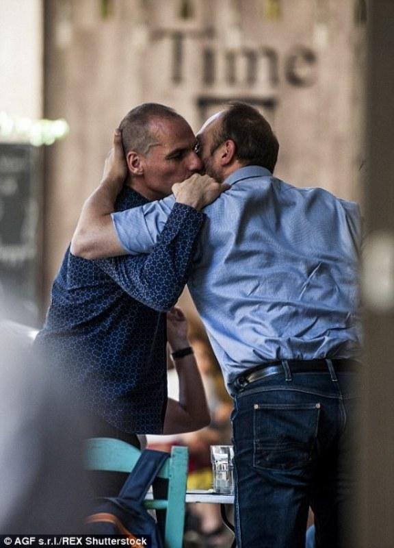 Ο Βαρουφάκης παραιτήθηκε και πήγε για... μπύρες [βίντεο] | iefimerida.gr 5