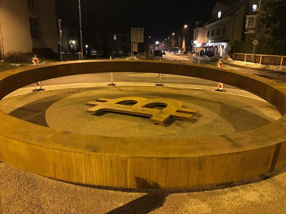 Στη Σλοβενία έφτιαξαν μνημείο 7 μέτρων για το bitcoin -Ολόκληρη πλατεία [εικόνες] | iefimerida.gr 1