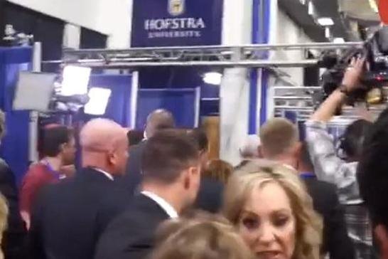 Η δημοσιογράφος που έκλεψε την παράσταση στο ντιμπέιτ Κλίντον-Τραμπ -«Σ' ευχαριστώ σκύλα!» [βίντεο] | iefimerida.gr 0