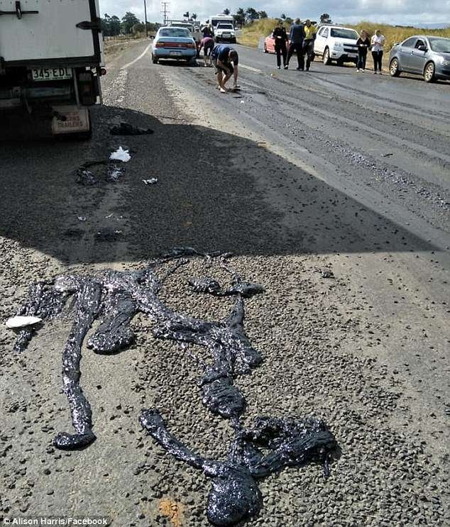 Aπίστευτο: Ελιωσε η άσφαλτος από την αλλαγή καιρού στην Αυστραλία -«Βούλιαξαν» δεκάδες οχήματα [εικόνες]  | iefimerida.gr 1