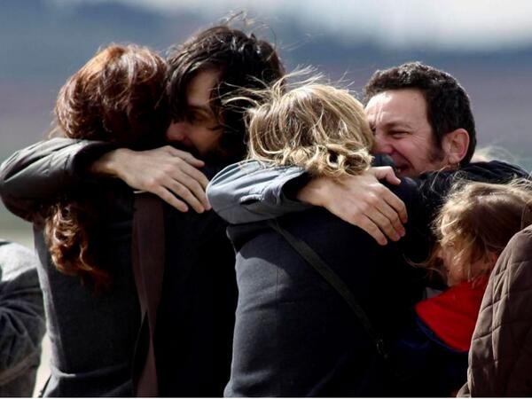 Ραγίζουν καρδιές: Ισπανοί δημοσιογράφοι που ήταν αιχμάλωτοι, επιστρέφουν στην πατρίδα και πέφτουν στην αγκαλιά των παιδιών τους [εικόνες] | iefimerida.gr 1