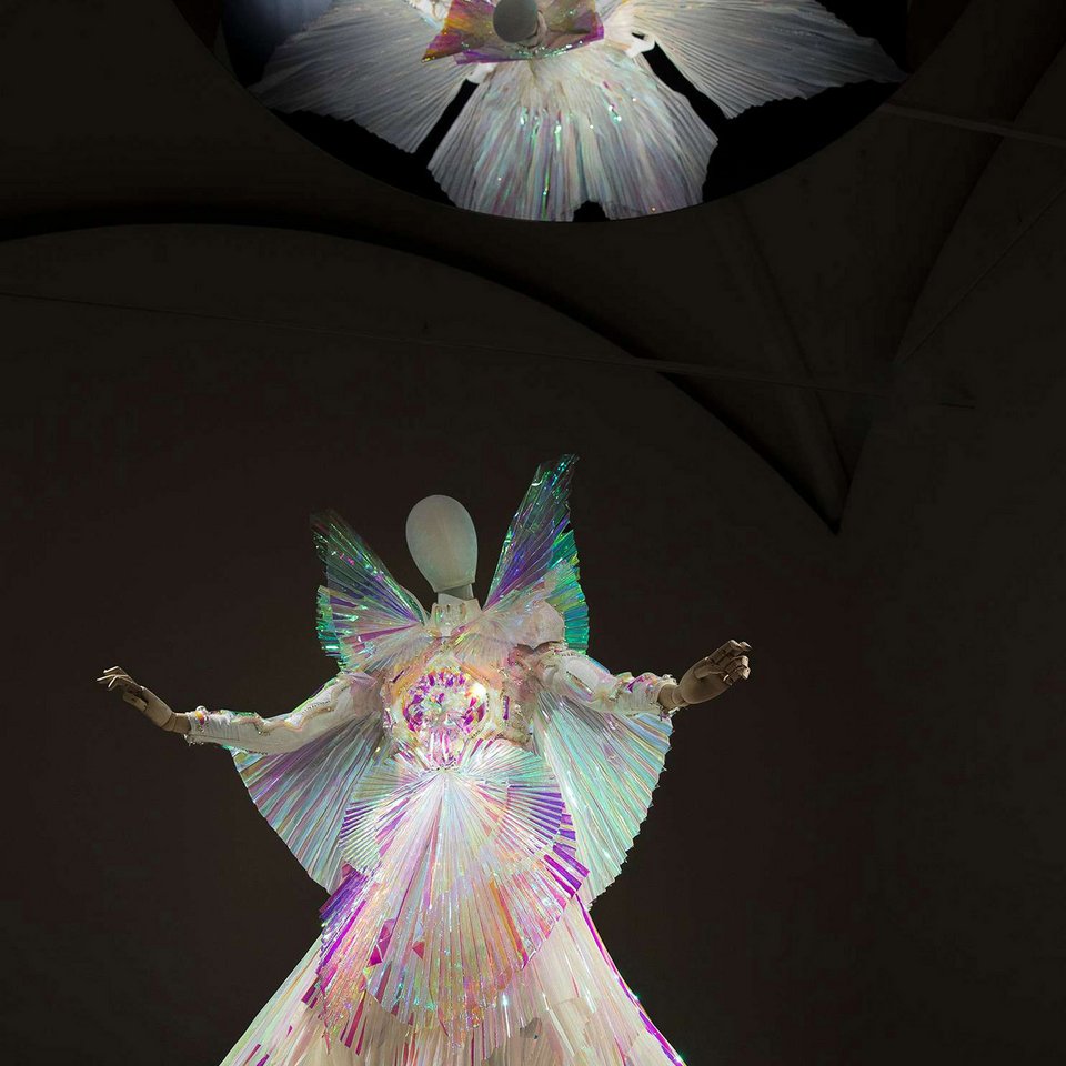 Στο μουσείο Gucci το πλισέ Vinyl φόρεμα της Μπγιόρκ που κεντούσαν επί 320 ώρες [εικόνες] | iefimerida.gr 3