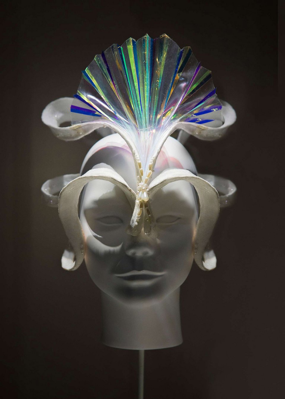 Στο μουσείο Gucci το πλισέ Vinyl φόρεμα της Μπγιόρκ που κεντούσαν επί 320 ώρες [εικόνες] | iefimerida.gr 2