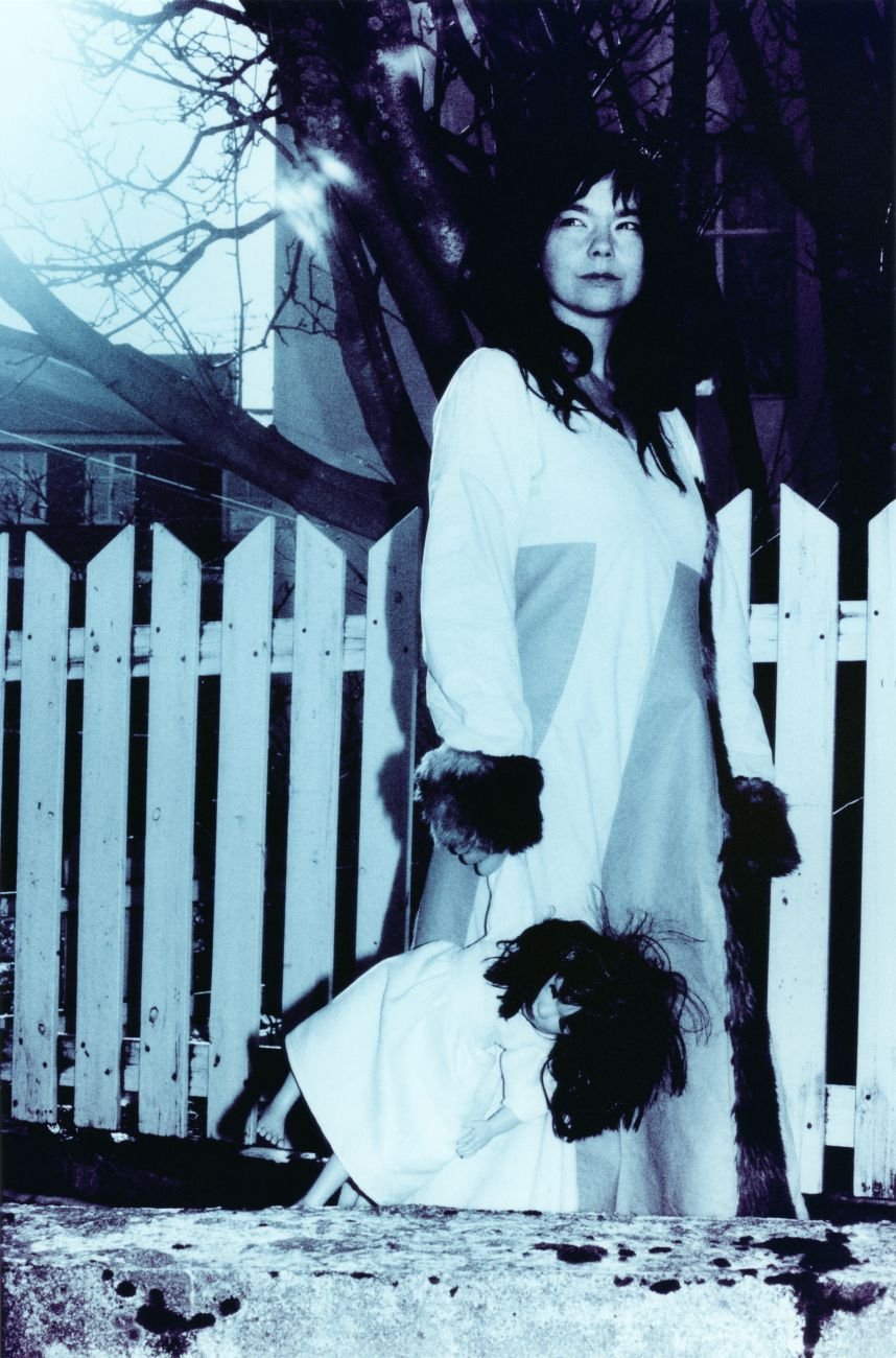  Μεγάλη αναδρομική του σκηνοθέτη και σπουδαίου φωτογράφου των ροκ σταρ  Άντον Κορμπέιν [εικόνες, βίντεο] | iefimerida.gr 2