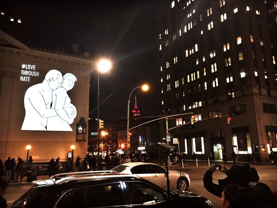 Η εικόνα σε δρόμο του Μανχάταν που έγινε viral -Ο Πούτιν γυμνός αγκαλιάζει τον... έγκυο Τραμπ [εικόνες] | iefimerida.gr 1