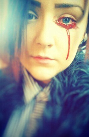 Κορίτσι... θρίλερ- Βγάζει αίμα από τα μάτια, τα αυτιά, τη γλώσσα και το κεφάλι στα καλά καθούμενα...  [εικόνες] | iefimerida.gr 3