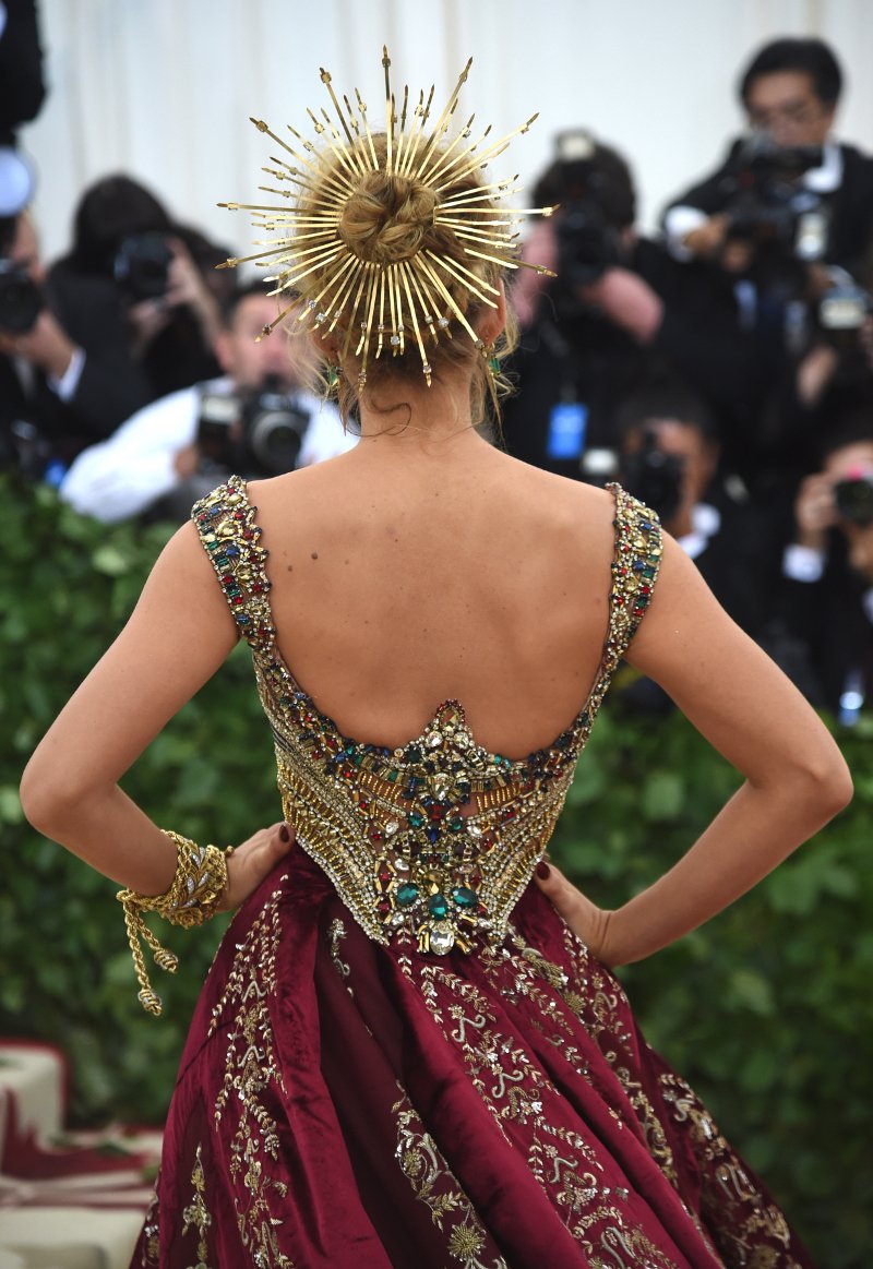 Met Gala: Οσκαρ φορέματος στην Μπλέικ Λάιβλι -Σαν βασίλισσα της Αναγέννησης [εικόνες] | iefimerida.gr 4