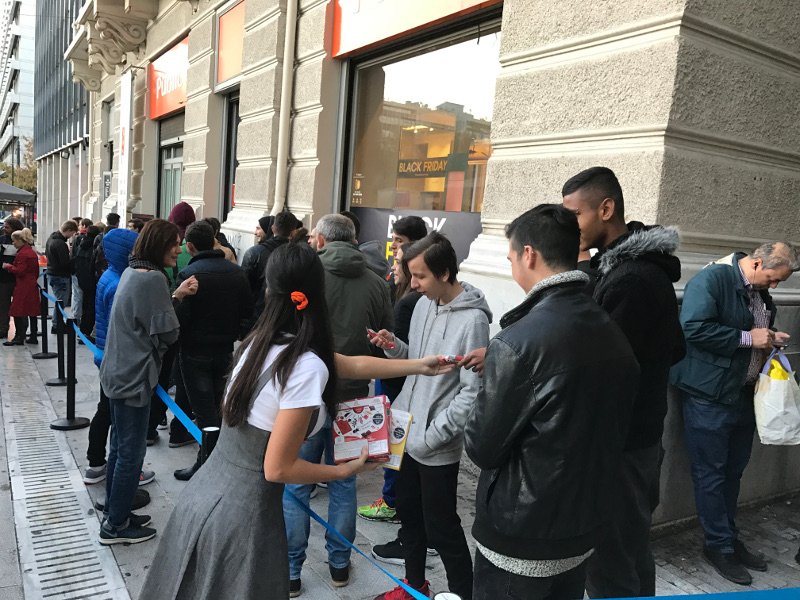 Ουρές από τις 5 τα ξημερώματα στα καταστήματα λόγω Black Friday [εικόνες & βίντεο] | iefimerida.gr 3