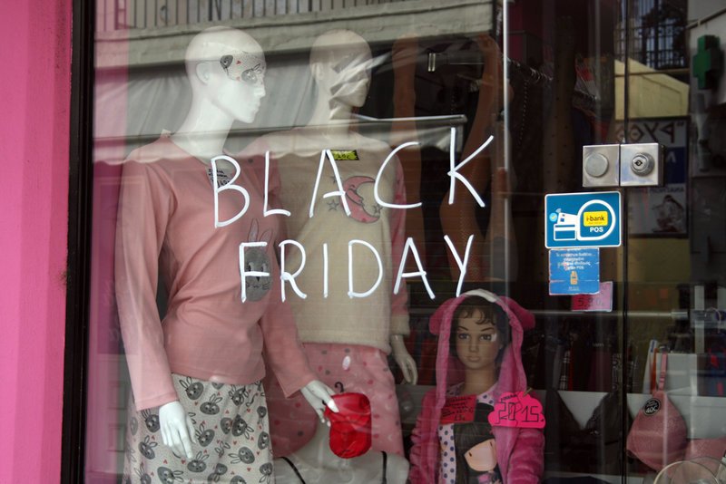 Black Friday μανία στα συνοικιακά μαγαζιά: Προσφορές σε νύχια, τυρόπιτες, καφέδες! [εικόνες] | iefimerida.gr 9