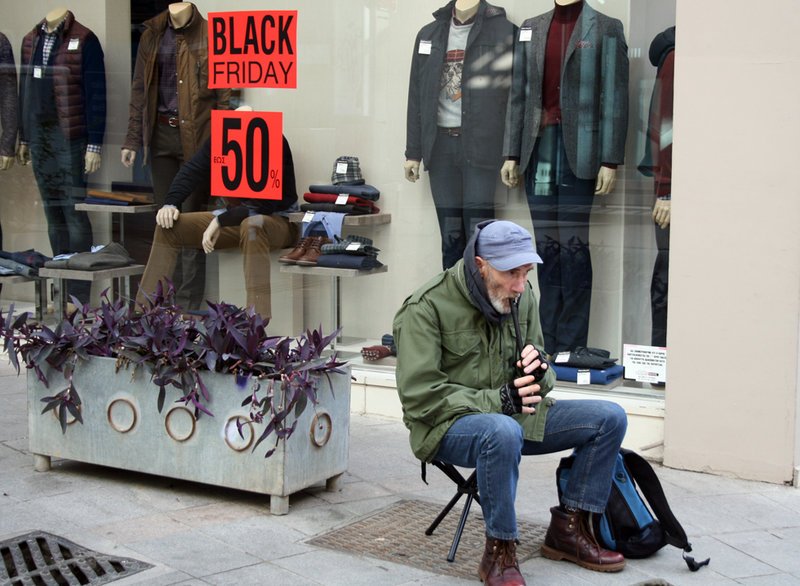 Black Friday μανία στα συνοικιακά μαγαζιά: Προσφορές σε νύχια, τυρόπιτες, καφέδες! [εικόνες] | iefimerida.gr 3