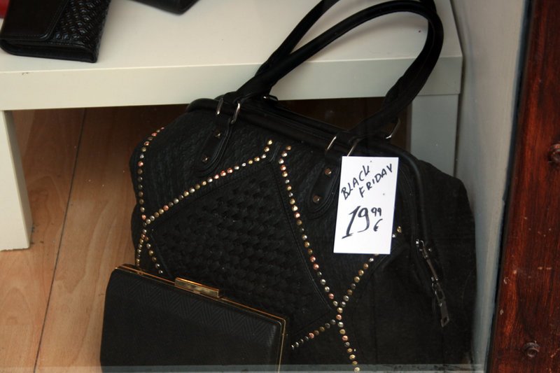 Black Friday μανία στα συνοικιακά μαγαζιά: Προσφορές σε νύχια, τυρόπιτες, καφέδες! [εικόνες] | iefimerida.gr 6