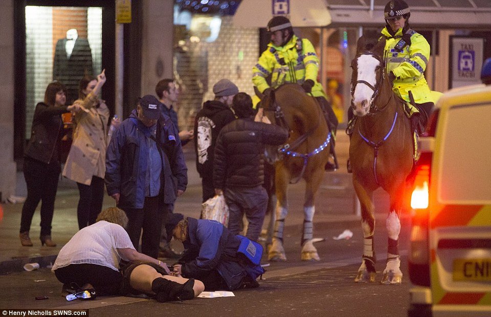 «Black Eye Friday»: Αλλη μια ευκαιρία για να μεθύσουν οι Βρετανοί -Τσακωμοί και λιποθυμίες στους δρόμους [εικόνες] | iefimerida.gr 1
