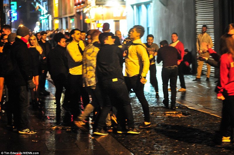 «Black Eye Friday»: Αλλη μια ευκαιρία για να μεθύσουν οι Βρετανοί -Τσακωμοί και λιποθυμίες στους δρόμους [εικόνες] | iefimerida.gr 0