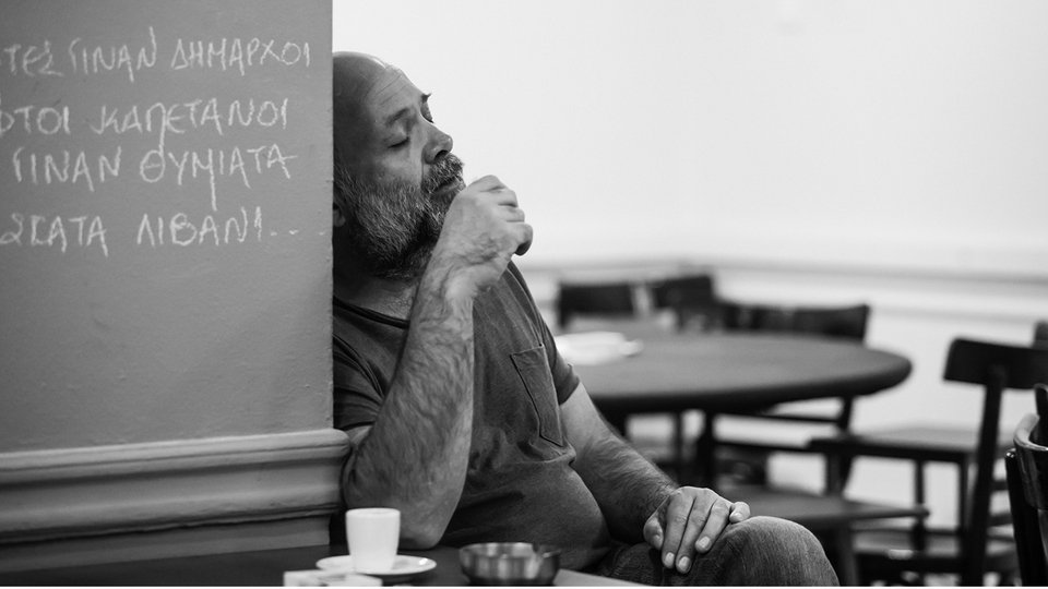 Ενα έργο που περιοδεύει στα καφενεία της Ελλάδας -Την Κυριακή στα Εξάρχεια-Μοναδική εμπειρία [εικόνες] | iefimerida.gr 1
