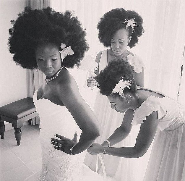 Νύφη έγινε viral γιατί άφησε τα μαλλιά της φυσικά, στον γάμο της [εικόνες] | iefimerida.gr 4