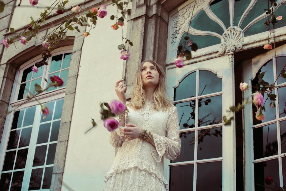 Οι Βέλγοι «κλαίνε» για την τραγουδίστριά τους στην Eurovision: Μα, γιατί ντύθηκε έτσι; [βίντεο] | iefimerida.gr 2