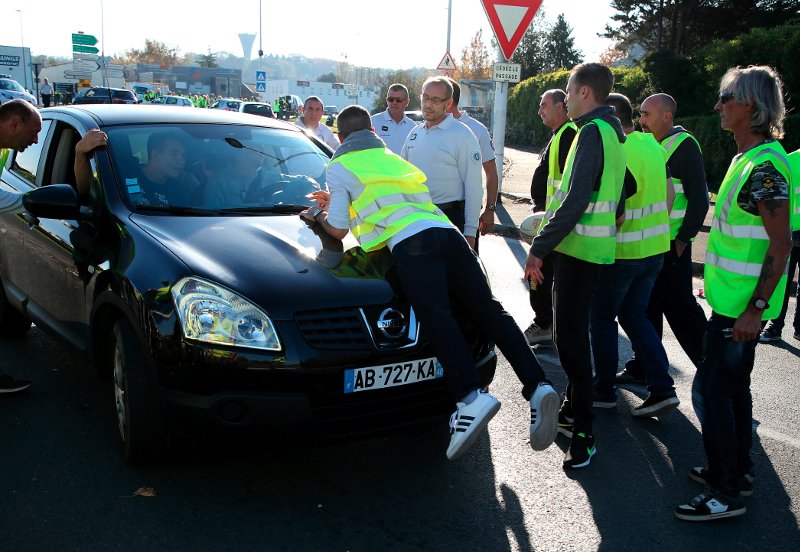 Στο Πον-ντε-Μποβουαζέν της Σαβοΐας, μία οδηγός που πήγαινε την κόρη της στον γιατρό πανικοβλήθηκε όταν οι διαδηλωτές άρχισαν να χτυπούν το αυτοκίνητό της και όρμησε εναντίον τους τραυματίζοντας θανάσιμα μία 63χρονη γυναίκα.
