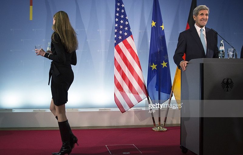 Οταν ο Τζον Κέρι έχασε τα λόγια του με την καλλονή υπάλληλο του ΥΠΕΞ της Γερμανίας [εικόνες & βίντεο] | iefimerida.gr 5