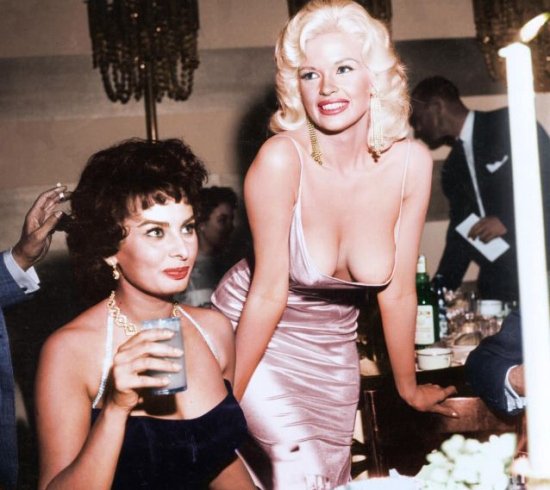 Το απίστευτο βλέμμα της Σοφία Λόρεν στο στήθος της Μάνσφιλντ -Το παρασκήνιο της εμβληματικής φωτό [εικόνες] | iefimerida.gr 16