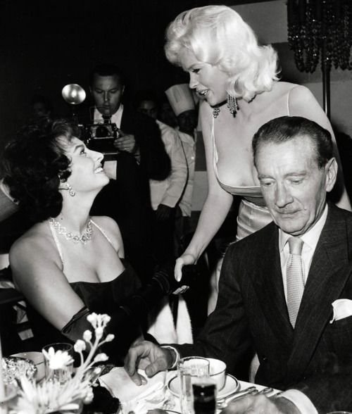 Το απίστευτο βλέμμα της Σοφία Λόρεν στο στήθος της Μάνσφιλντ -Το παρασκήνιο της εμβληματικής φωτό [εικόνες] | iefimerida.gr 17