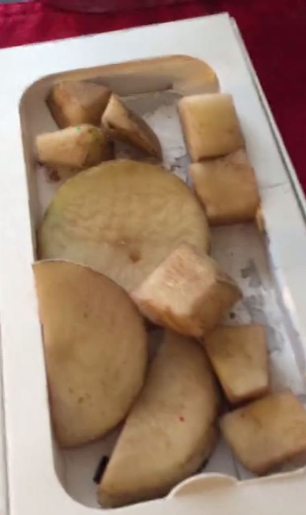 Της πούλησε iPhone με 100 δολάρια λόγω Black Friday κι εκείνη βρήκε στο κουτί... 11 πατάτες [εικόνες] | iefimerida.gr 0