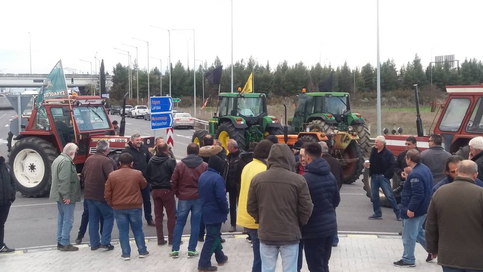 Λάρισα: Αγρότες απέκλεισαν τον κόμβο του Πλατυκάμπου [εικόνες] | iefimerida.gr 1