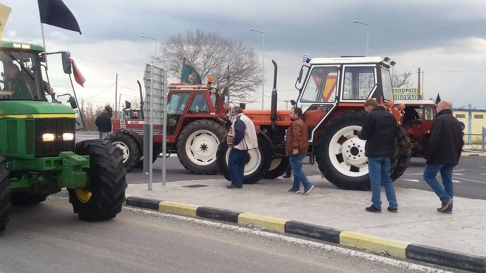 Λάρισα: Αγρότες απέκλεισαν τον κόμβο του Πλατυκάμπου [εικόνες] | iefimerida.gr 3