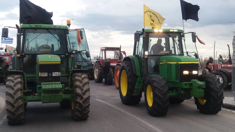 Λάρισα: Αγρότες απέκλεισαν τον κόμβο του Πλατυκάμπου [εικόνες] | iefimerida.gr 0