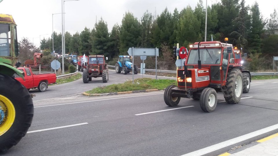 Λάρισα: Αγρότες απέκλεισαν τον κόμβο του Πλατυκάμπου [εικόνες] | iefimerida.gr 2