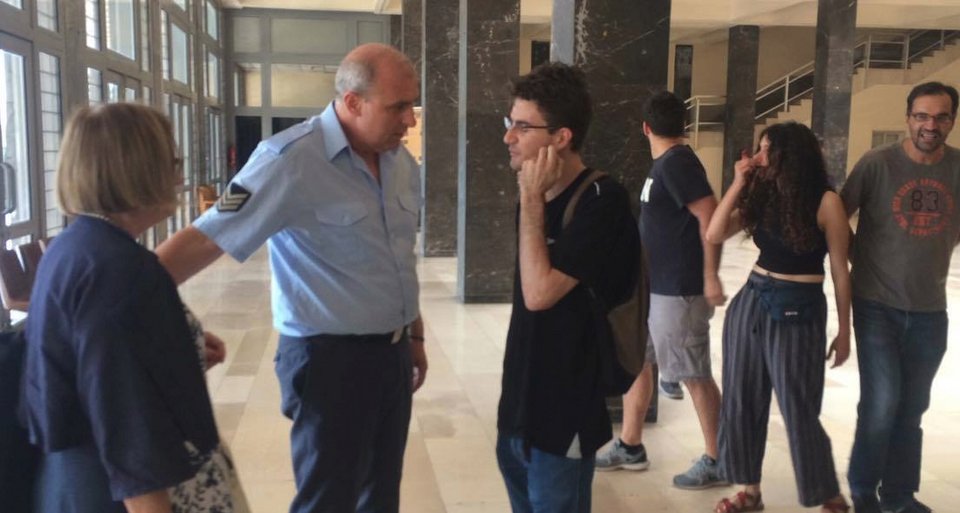 Εφραξαν την πύλη του Ειρηνοδικείου Θεσσαλονίκης -Για να μη γίνουν πλειστηριασμοί [βίντεο] | iefimerida.gr 0