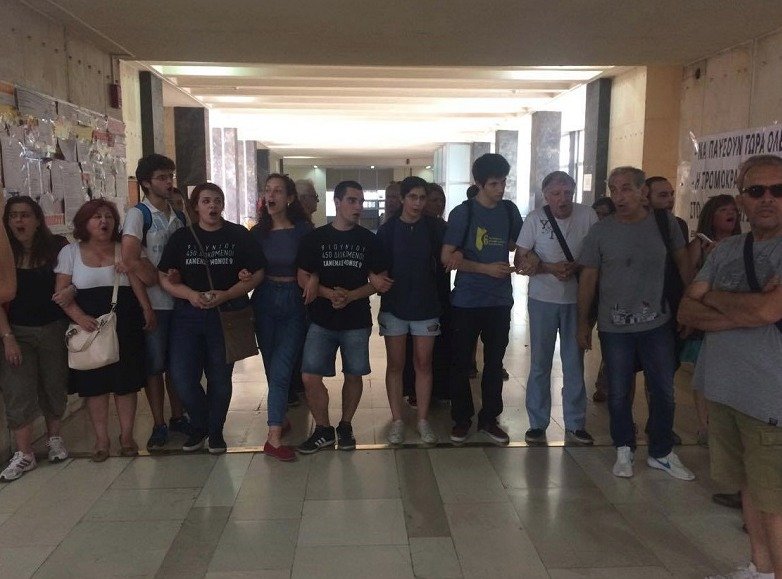 Εφραξαν την πύλη του Ειρηνοδικείου Θεσσαλονίκης -Για να μη γίνουν πλειστηριασμοί [βίντεο] | iefimerida.gr 1