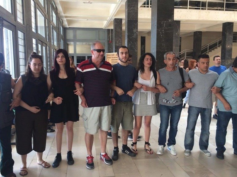 Εφραξαν την πύλη του Ειρηνοδικείου Θεσσαλονίκης -Για να μη γίνουν πλειστηριασμοί [βίντεο] | iefimerida.gr 2