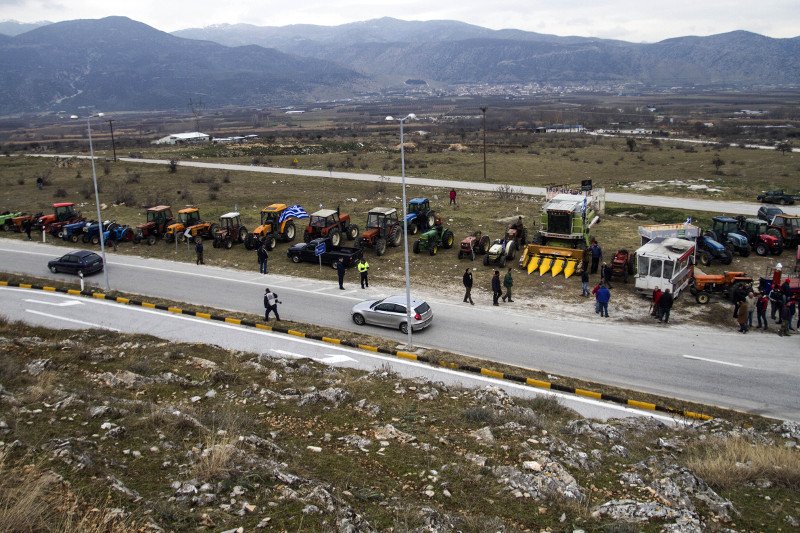Οι αγρότες στους δρόμους: Εκλεισαν για 2 ώρες την Κορίνθου-Πατρών -Απίστευτη ταλαιπωρία και ουρές [εικόνες] | iefimerida.gr 4