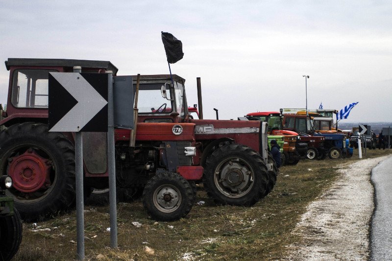 Οι αγρότες στους δρόμους: Εκλεισαν για 2 ώρες την Κορίνθου-Πατρών -Απίστευτη ταλαιπωρία και ουρές [εικόνες] | iefimerida.gr 6