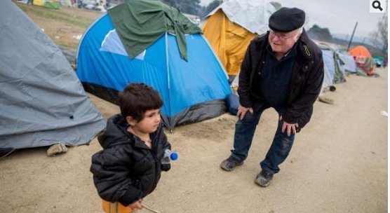 «Δεν έχω σχέση με το φυλλάδιο που μοιράστηκε στην Ειδομένη», λέει ο Γερμανός πολιτικός | iefimerida.gr 1